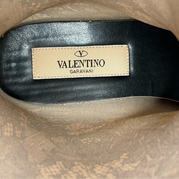 Valentino Garavani Blue Blush Lace Printed Rain Boots - Luxury and Elegance - Picture 10 of 10